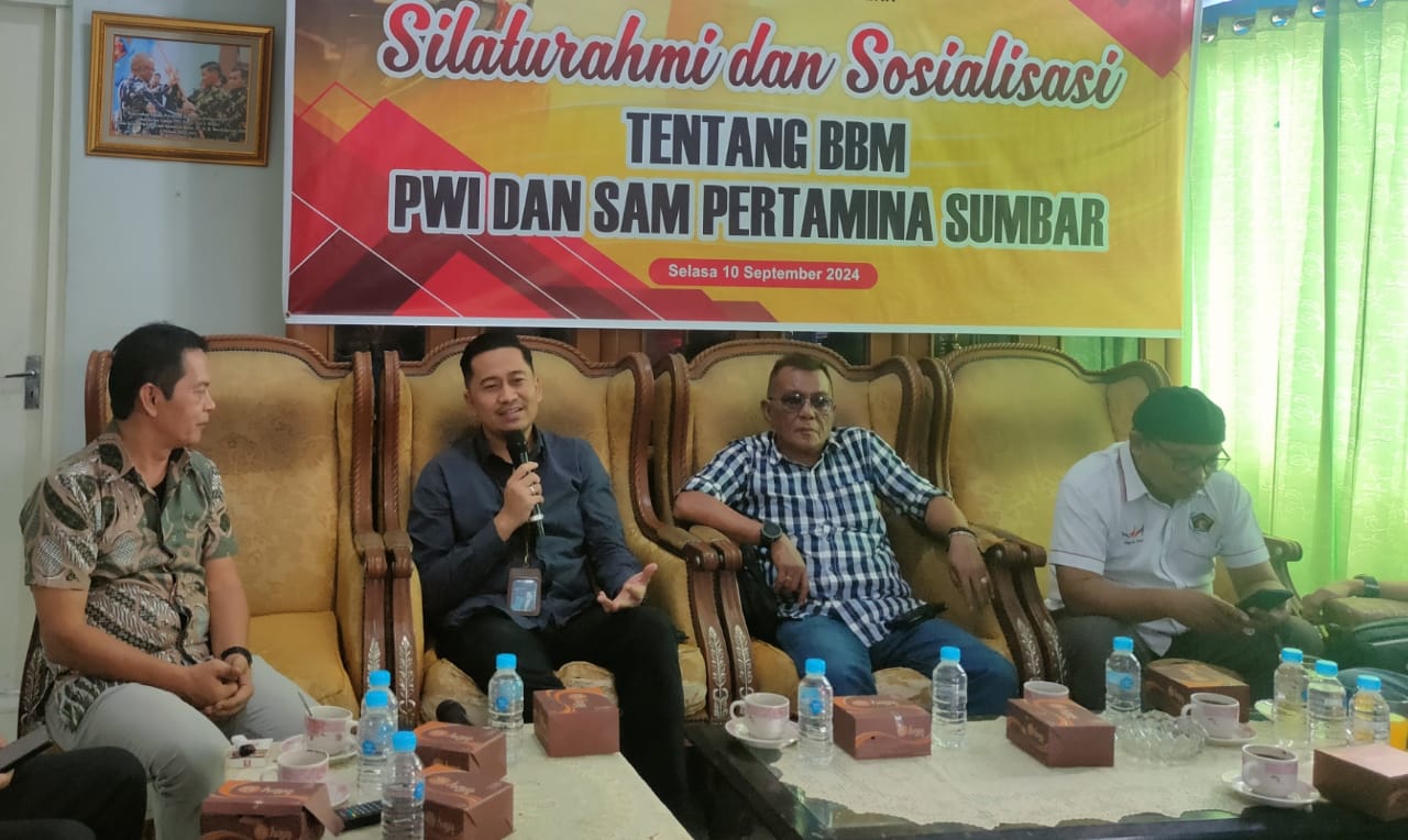 Sales Area Manager  Pertamina wilayah Sumbar, Naro Tama Fazri ketika silaturahmi dan sosialisasi dengan wartawan di kantor PWI jalan Bagindo Aziz Chan Padang, Selasa (10/9).